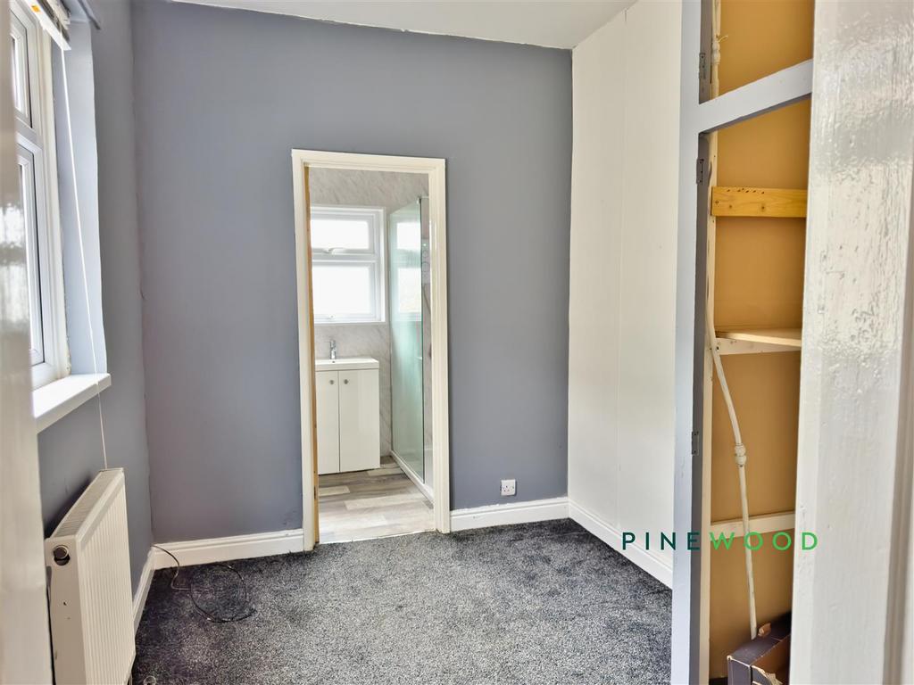 Bedroom 3 / walk in wardrobe