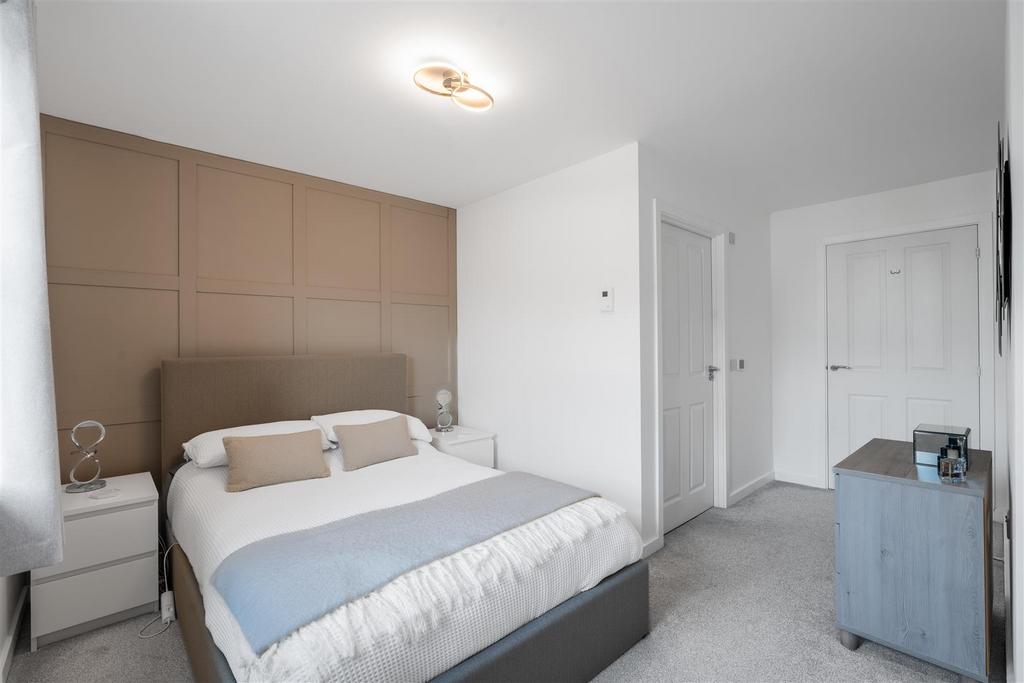 Mainbedroom..jpg