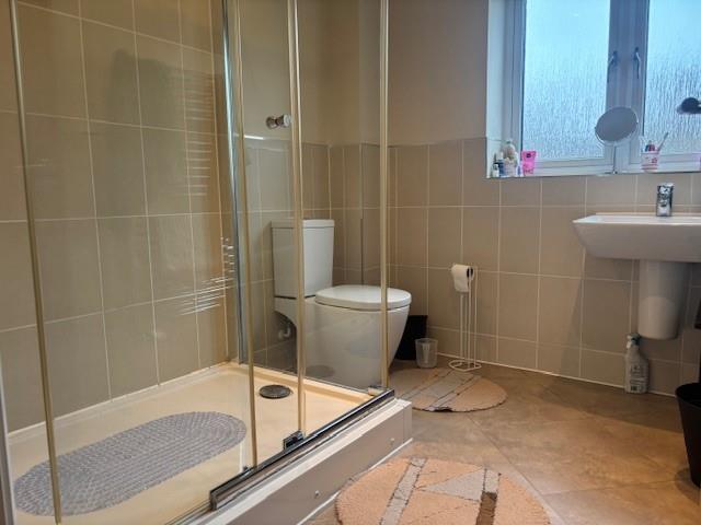 Ensuite- bedroom 1.jpg