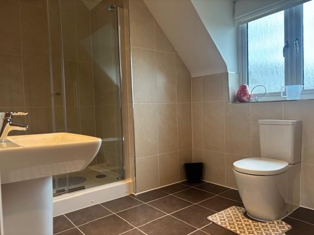 Main bathroom 1.jpg