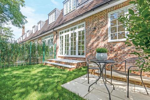 3 bedroom house to rent, Bute Mews, London