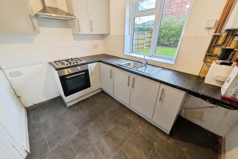 3 bedroom semi-detached house to rent, Summer Lane, Dudley