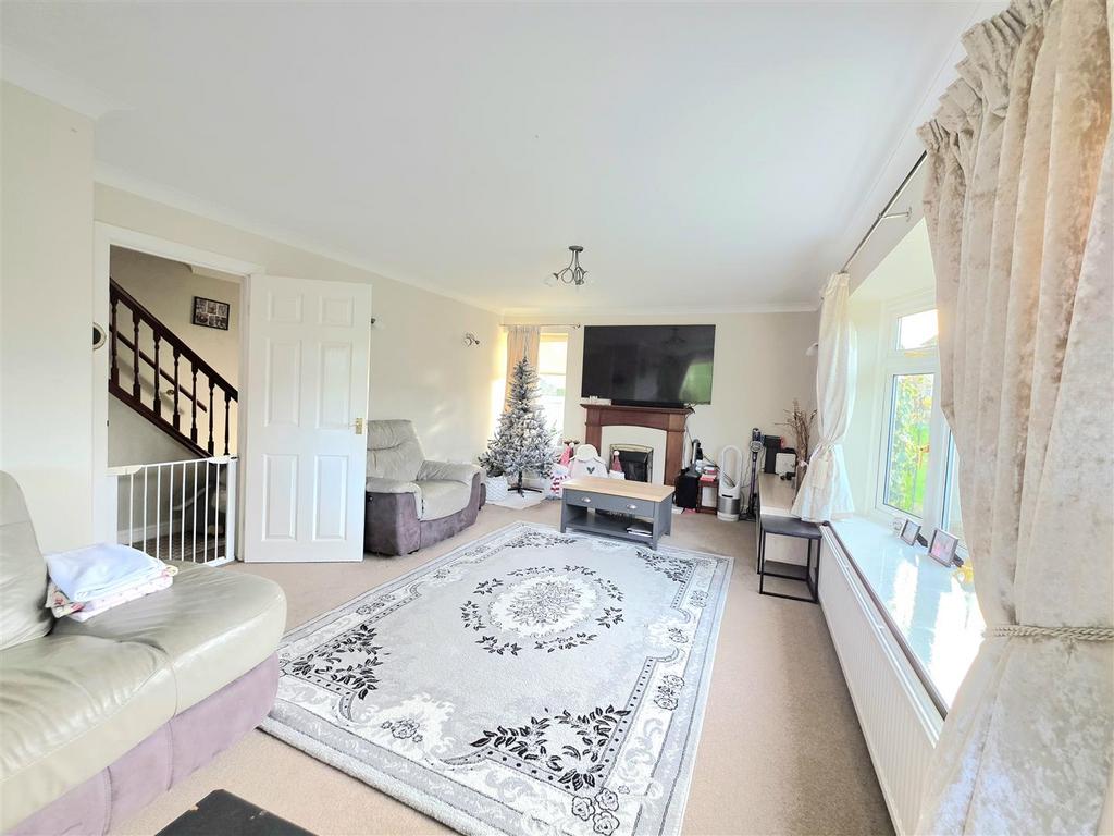 Lounge/Dining Room