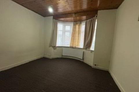 4 bedroom terraced house to rent, Cranleigh Gardens, Southall