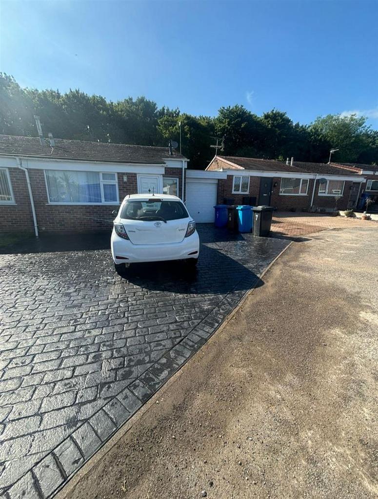 9 Malcom Close.jpg