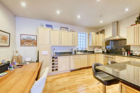 2 bedroom flat for sale, Old York Road, London, SW18