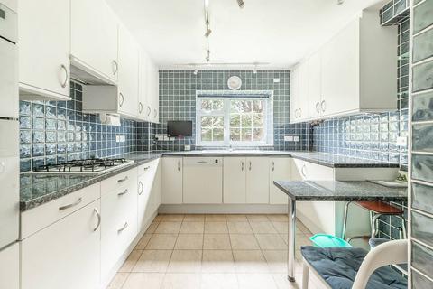 2 bedroom flat for sale, Myrtleside Close, Northwood, HA6