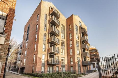 3 bedroom flat share to rent, 11 Canoe Walk, London E14