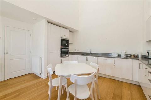 3 bedroom flat share to rent, 11 Canoe Walk, London E14