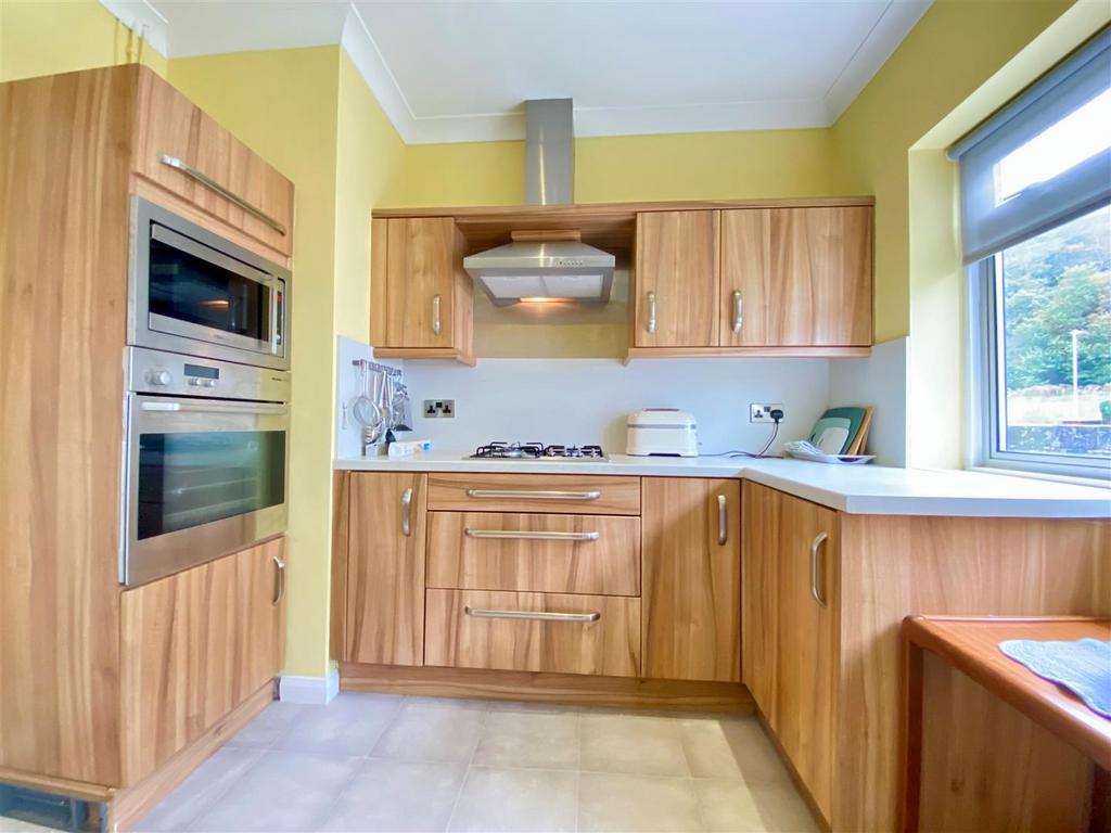 28 kitchen 2.jpg