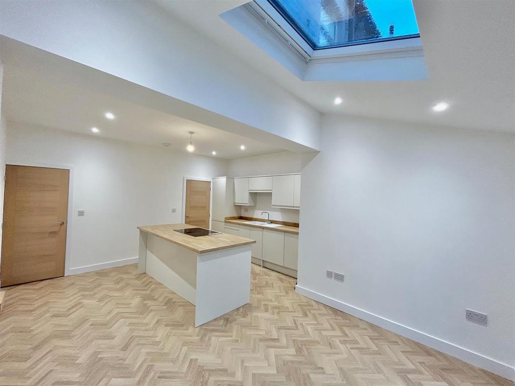 Kitchen 2.jpg