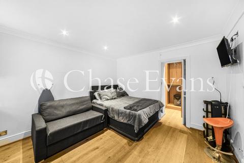 undefined, Alie Street, Aldgate, London, E1