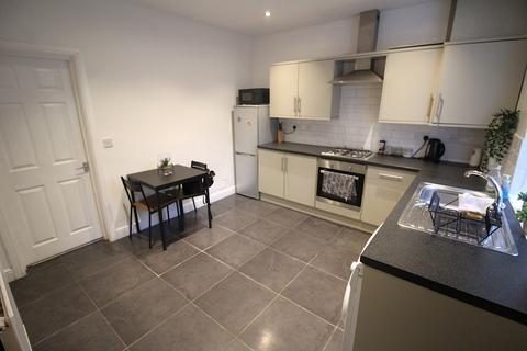 2 bedroom terraced house to rent, Moorcroft Street, Oldham, OL8