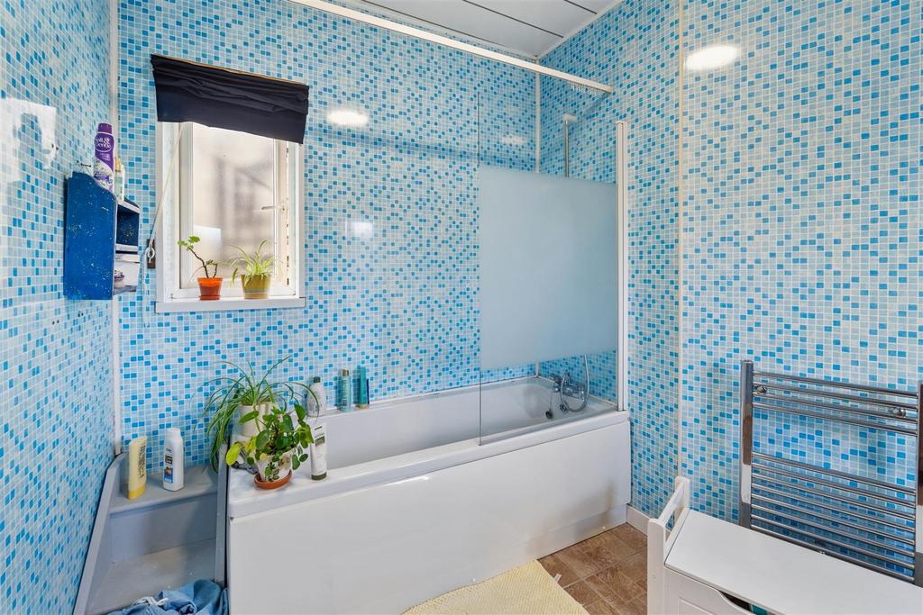 Bathroom (2).jpg