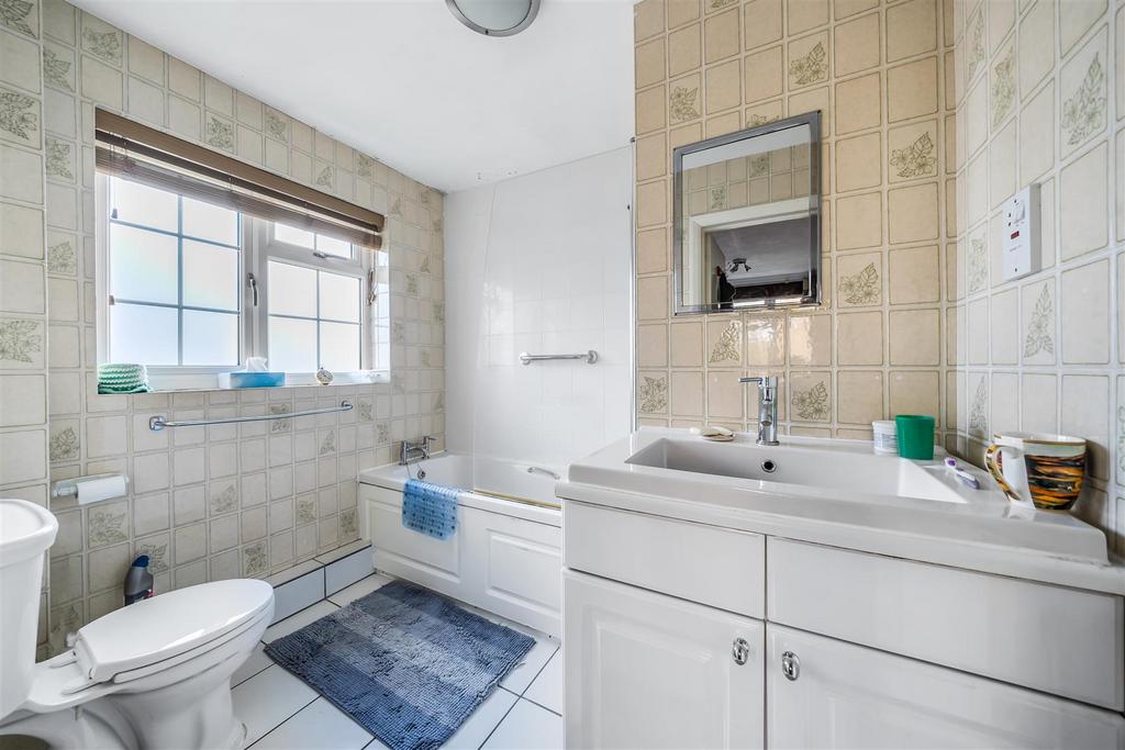 En Suite Bathroom: