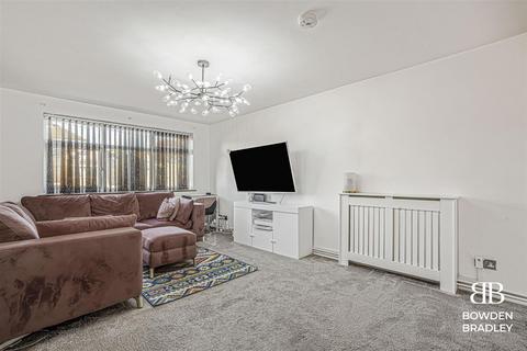 2 bedroom flat for sale, Albany Road, Romford, RM6