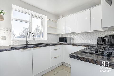 2 bedroom flat for sale, Albany Road, Romford, RM6