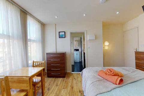 undefined, Ash Grove, London NW2