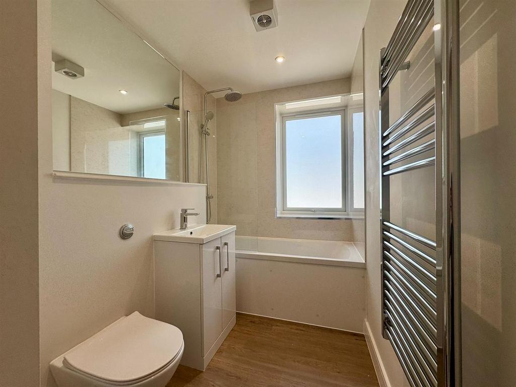 18 - bathroom.jpeg