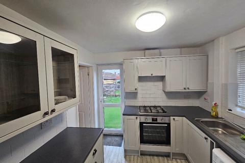 3 bedroom semi-detached house to rent, Neithrop Avenue, Banbury, OX16 2NJ