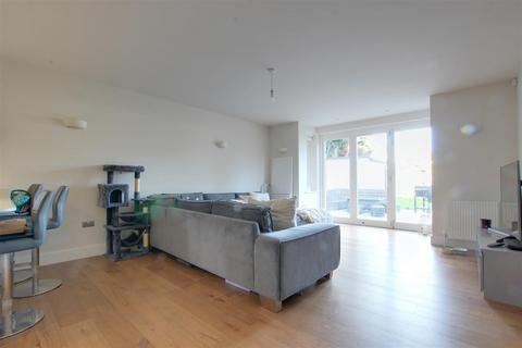 3 bedroom flat to rent, Chase Side, London