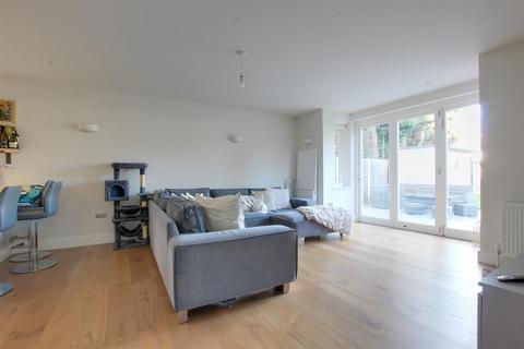 3 bedroom flat to rent, Chase Side, London