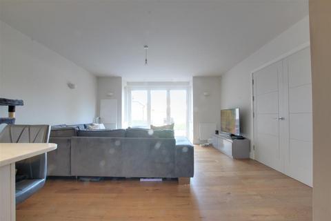 3 bedroom flat to rent, Chase Side, London