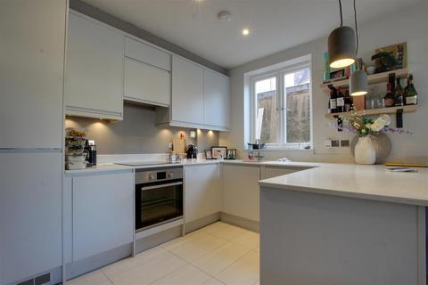 3 bedroom flat to rent, Chase Side, London