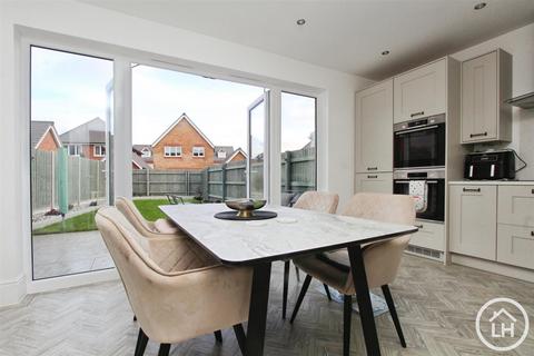 3 bedroom semi-detached house for sale, Farmhouse Drive, Sittingbourne