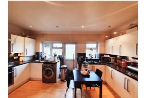 3 bedroom terraced house to rent, Whites Avenue, IG2