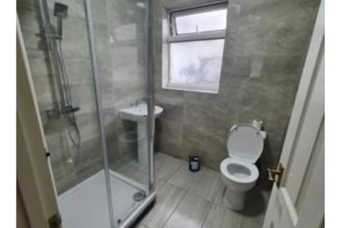 3 bedroom terraced house to rent, Whites Avenue, IG2