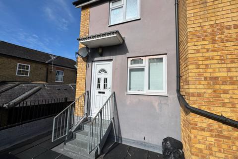 1 bedroom flat to rent, Station Rd  Addlestone  KT15 2BE