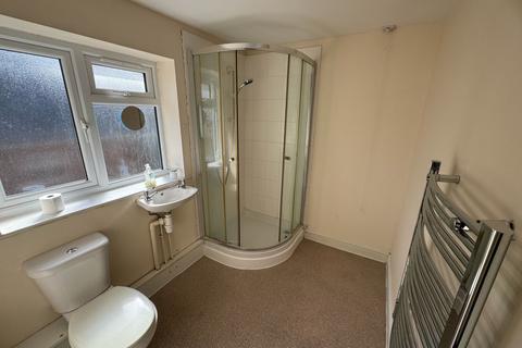 1 bedroom flat to rent, Station Rd  Addlestone  KT15 2BE
