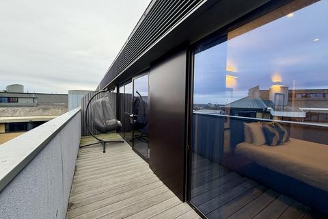 2 bedroom flat to rent, Harlequin Avenue