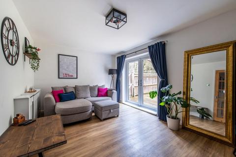 3 bedroom end of terrace house for sale, Caxton Close, Hartley