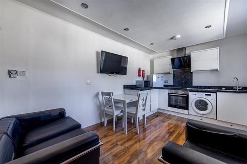 3 bedroom apartment to rent, £130pppw, Falconar Court, City Centre, NE1