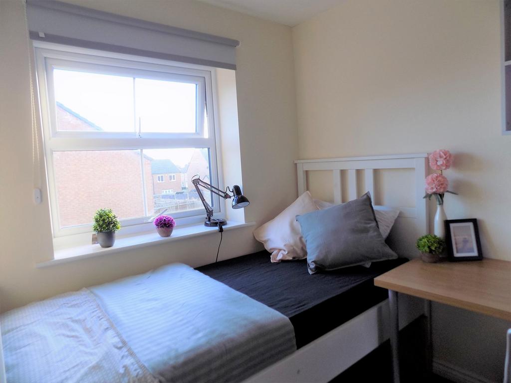 Bright, neatly presented single bedroom with a ...
