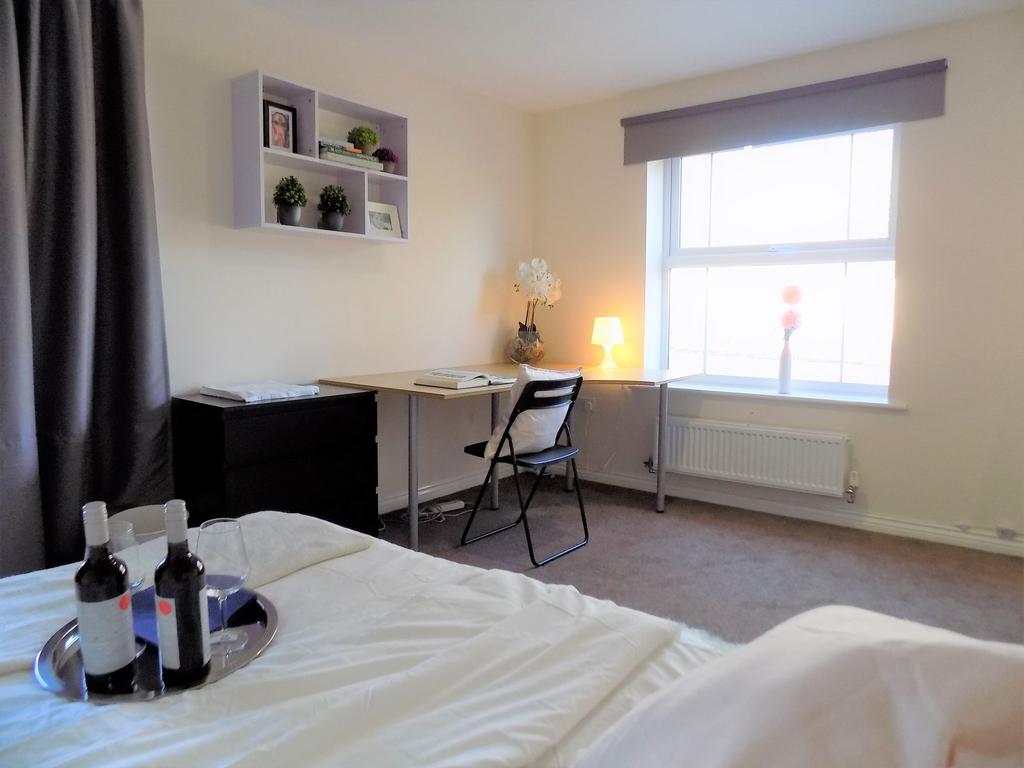 Bright, neatly presented double bedroom with a ...