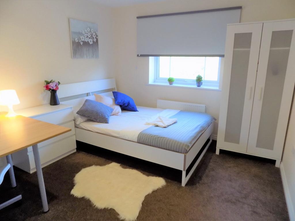 Bright, neatly presented double bedroom with a ...
