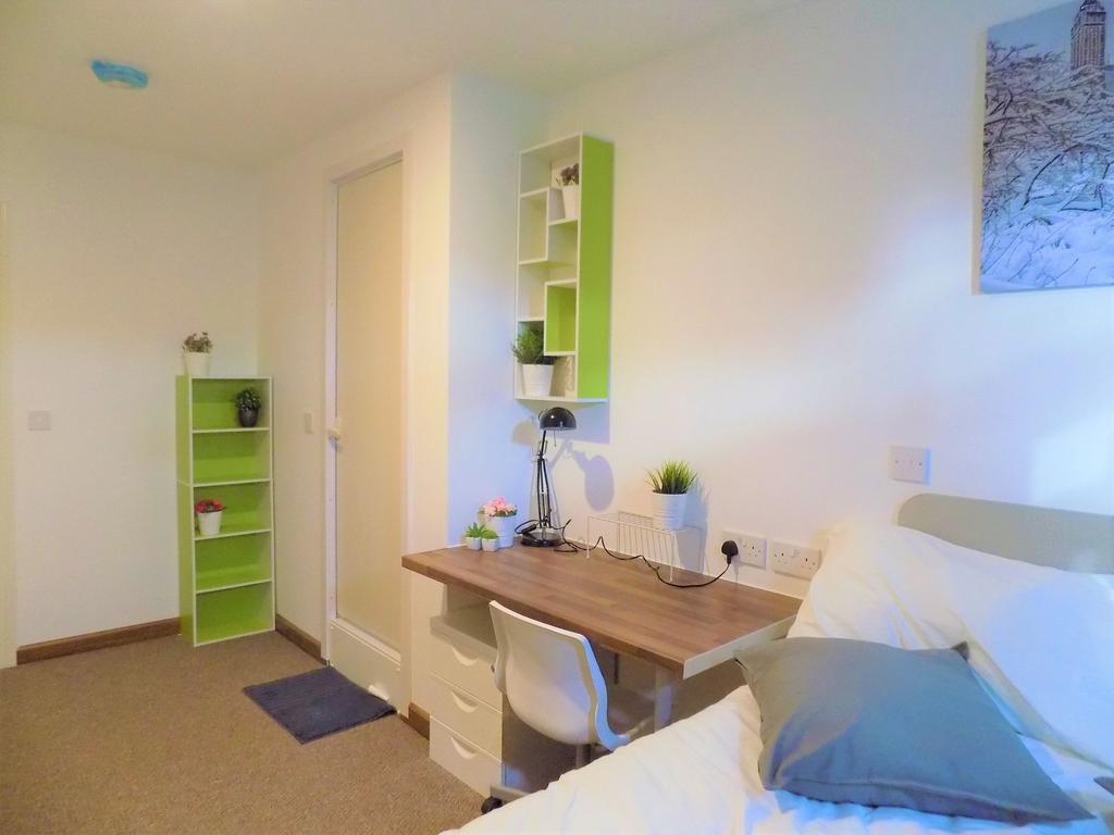 Bright, tidy single bedroom with a practical st...