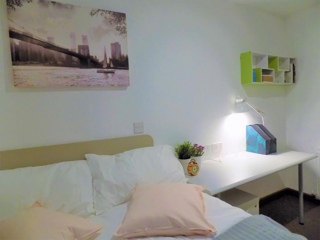 Bright, tidy bedroom with a comfortable double ...