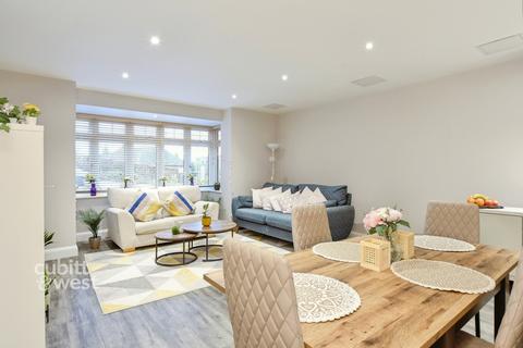 undefined, Tupwood Lane, Caterham CR3