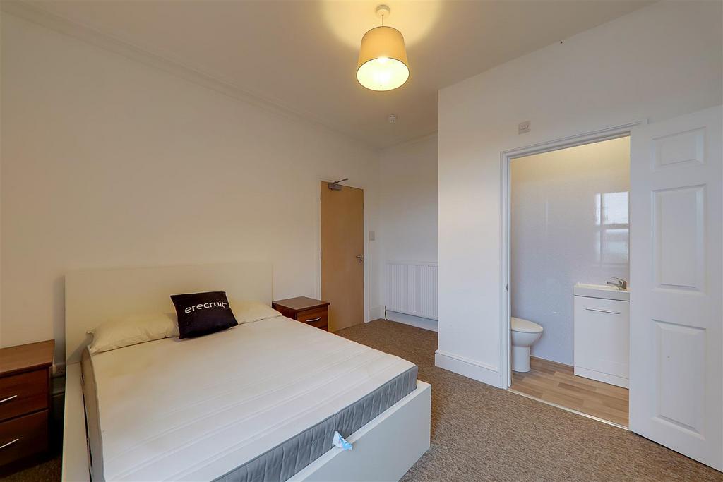 Room 4 (ensuite).jpg
