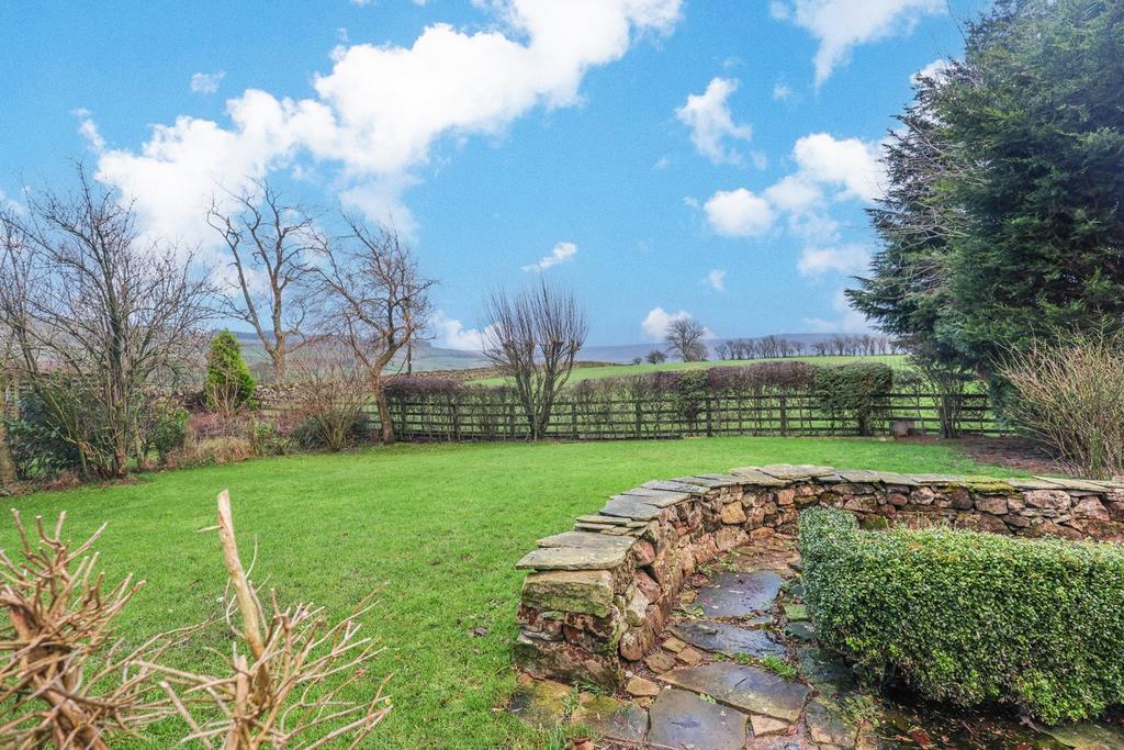Rear Garden & Views