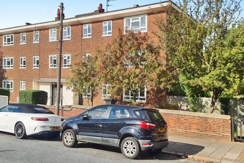 4 bedroom apartment to rent, Brookes Court, London