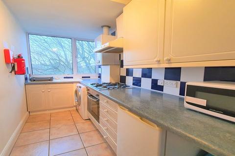 2 bedroom flat to rent, Mapesbury Road, London NW2