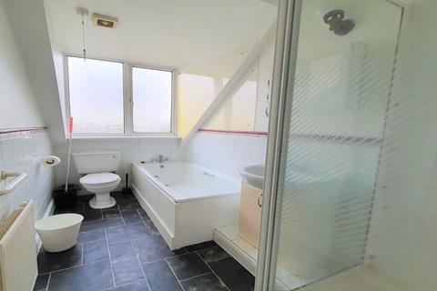 2 bedroom flat to rent, Mapesbury Road, London NW2