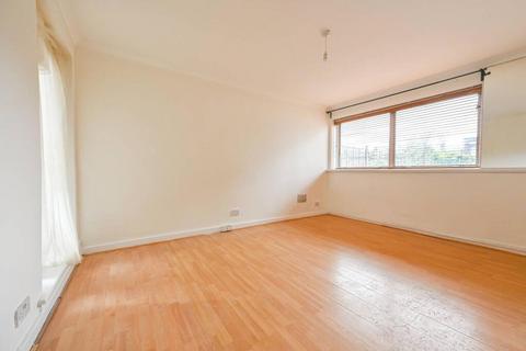 2 bedroom apartment to rent, Parkgate Road, London SW11