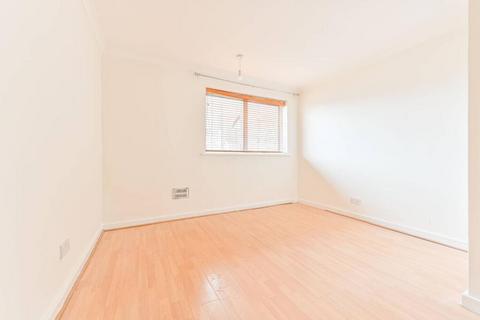 2 bedroom apartment to rent, Parkgate Road, London SW11