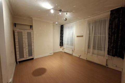 2 bedroom apartment to rent, Fairfield Road, London, N18